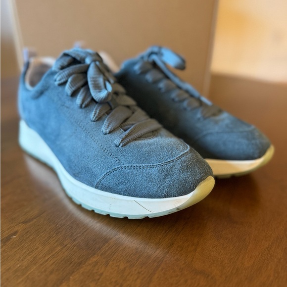 Munro Woman’s Blue Suede Lace Up Sneakers size 9W Flaw on Heel - Picture 2 of 10